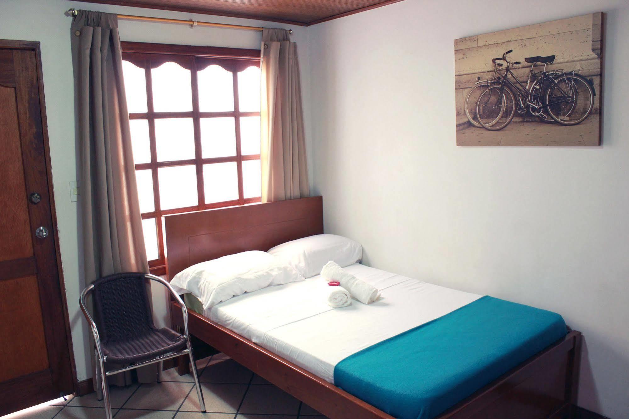 Pasadena Hostel Кали Екстериор снимка